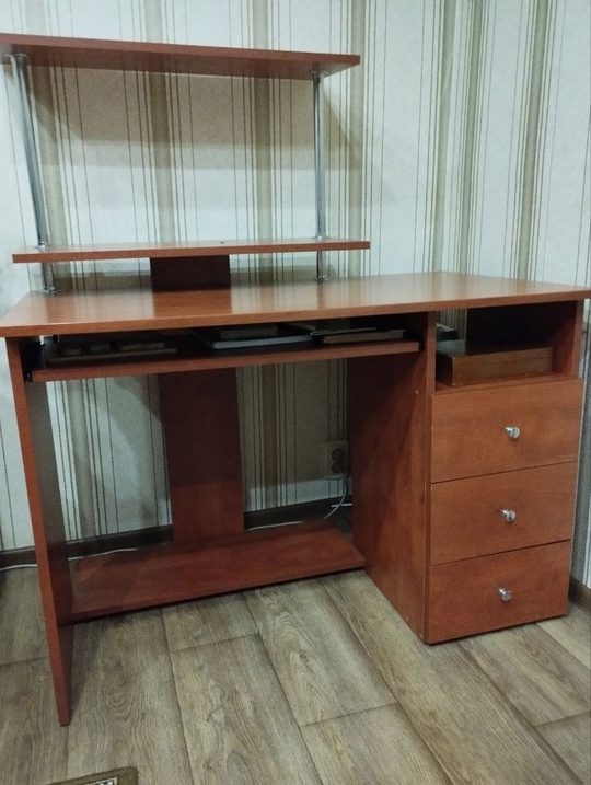 Продам стол компьютерный в хорошем (2)