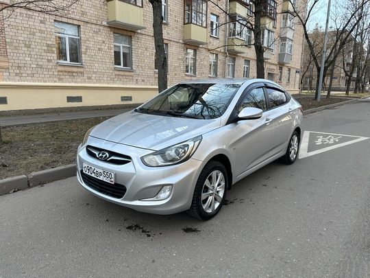- Hyundai Solaris 2013г 1.6МТ