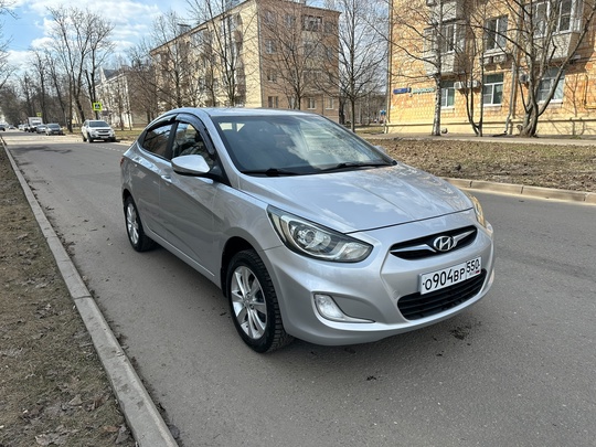 - Hyundai Solaris 2013г 1.6МТ (1)