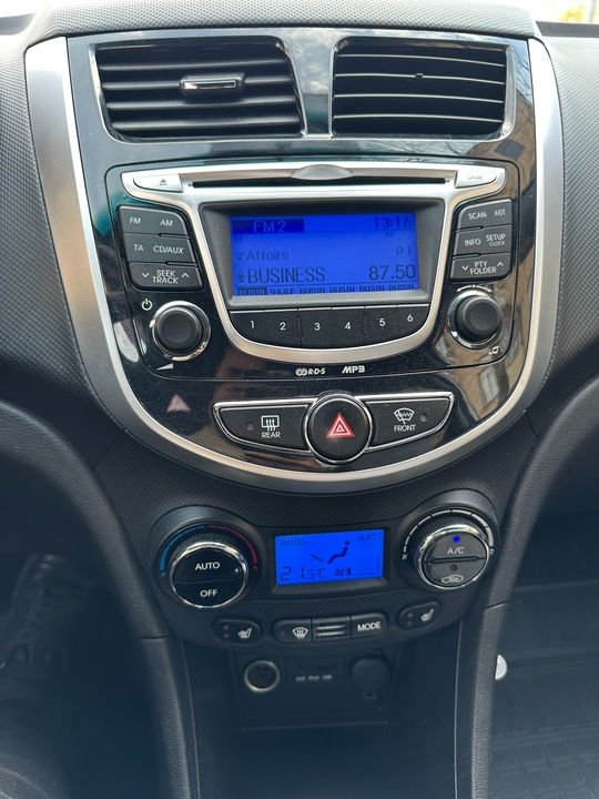 - Hyundai Solaris 2013г 1.6МТ (9)