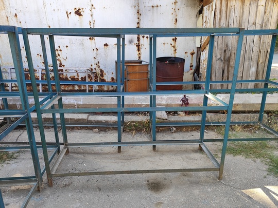 Продам металлические стеллажи 5 штук (1)