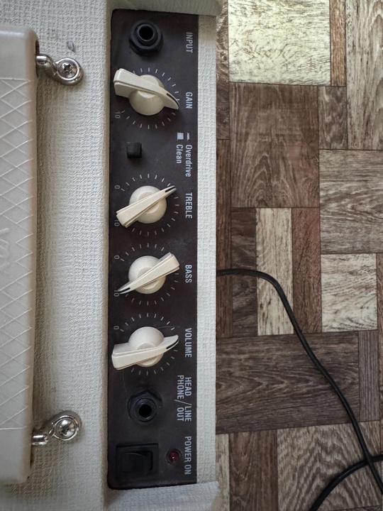 Электрогитара Rockdale HSS 8500₽
Комбоусилитель VOX (2)