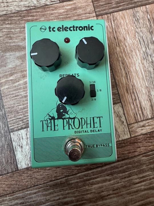 Электрогитара Rockdale HSS 8500₽
Комбоусилитель VOX (4)