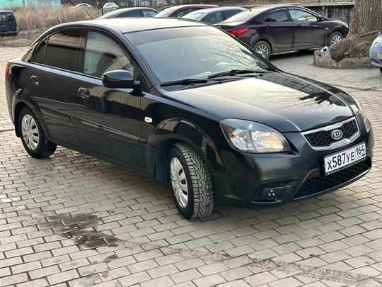 Kia Rio 
2010 год 
1.4 (1)