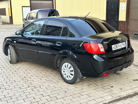 Kia Rio 
2010 год 
1.4 (2)