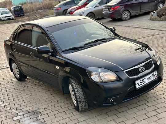 Kia Rio 
2010 год 
1.4 (3)