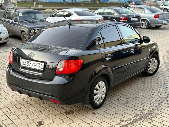 Kia Rio 
2010 год 
1.4 (4)