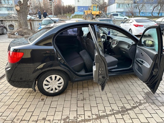 Kia Rio 
2010 год 
1.4 (7)