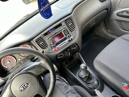 Kia Rio 
2010 год 
1.4 (8)