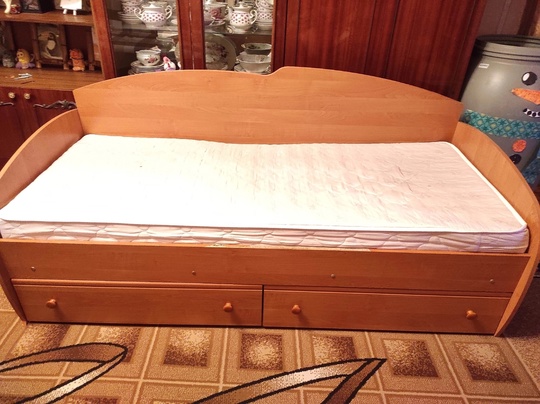 Продам кровать с матрасом. Спальное (1)