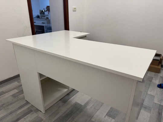 Продам письменный стол б/у.
Самовывоз.Цена 4000р.
+79787315584 (3)