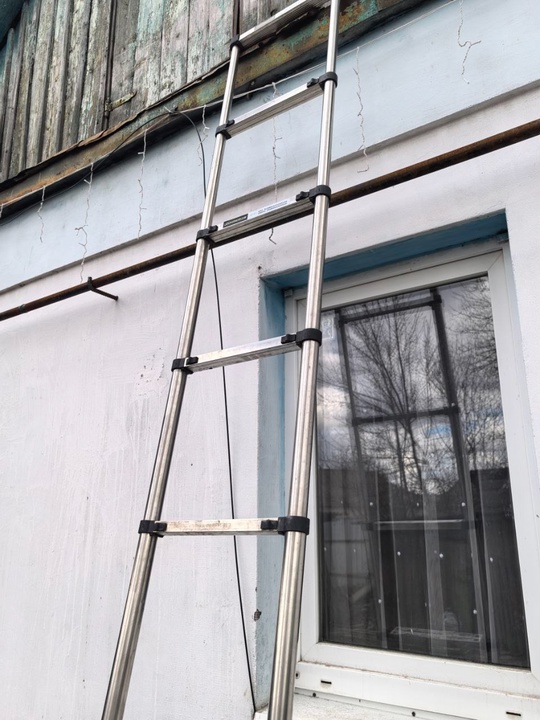Продам раздвижную лестницу 
Высота 4м