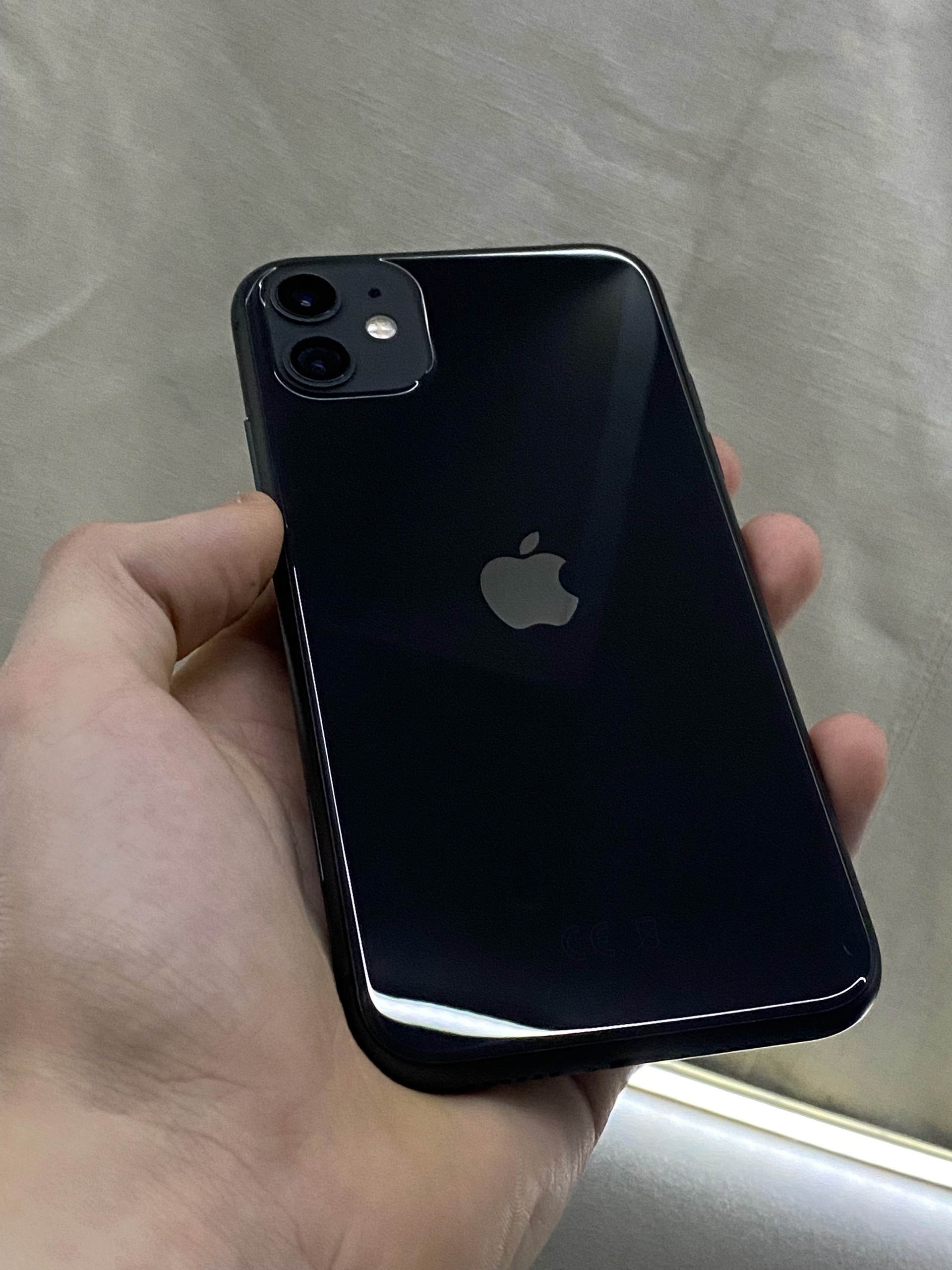 Продам смартфон iPhone 11 Red (2)