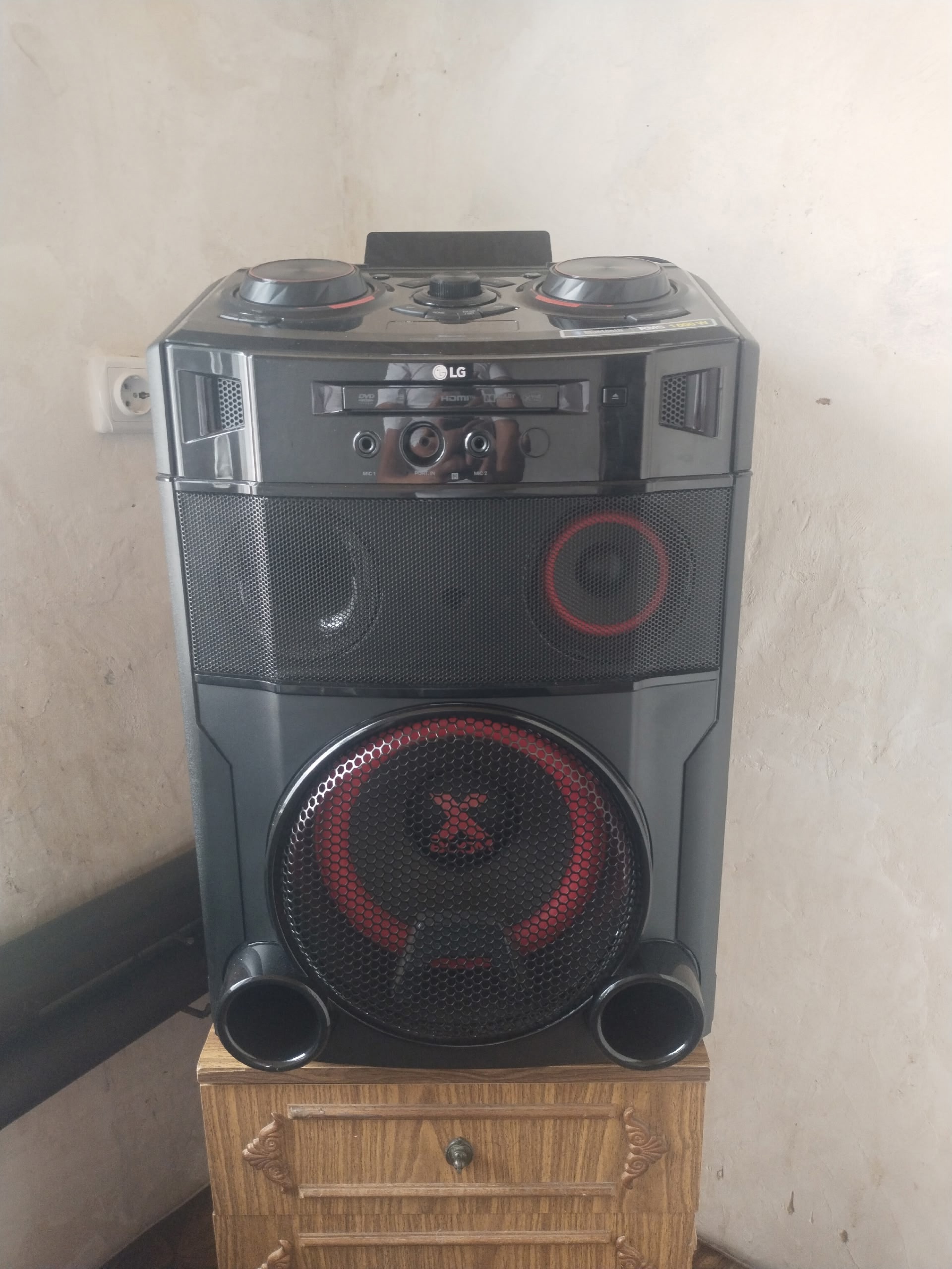 Продам музыкальную колонку LG в (1)