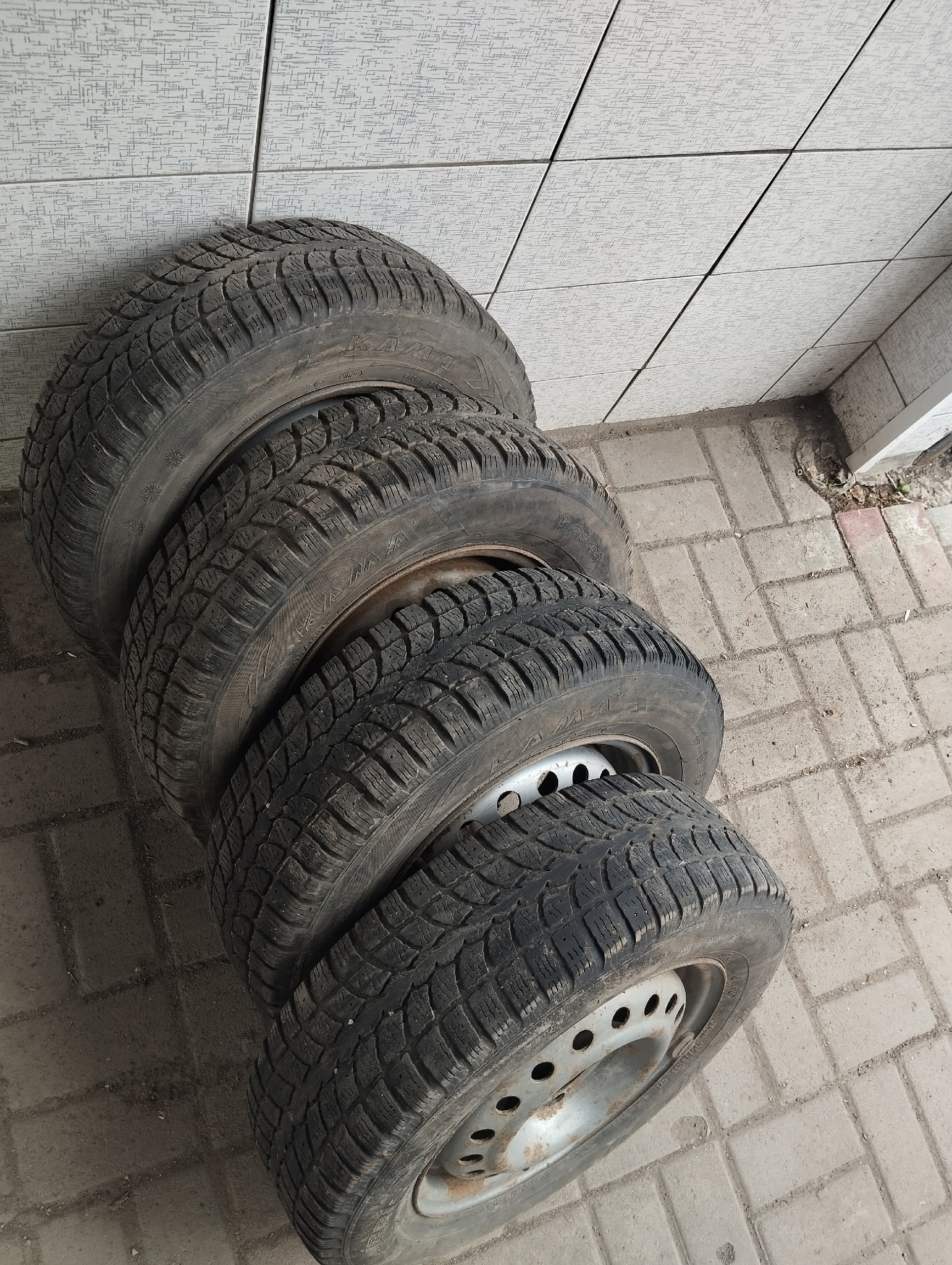 Продам комплект зимних колёс на
