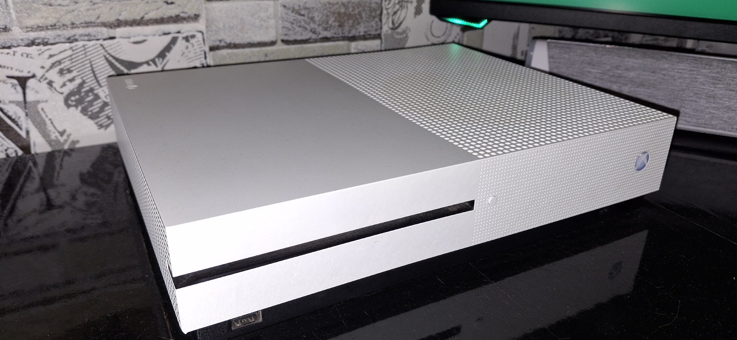 Продам игровую консоль xbox one (4)