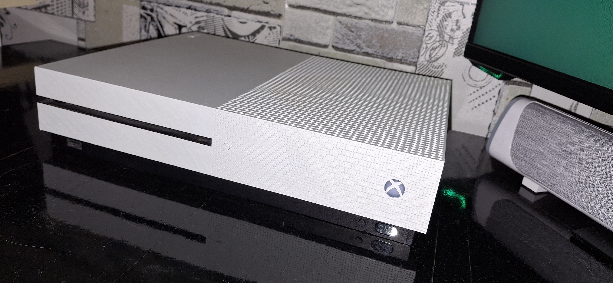 Продам игровую консоль xbox one (3)