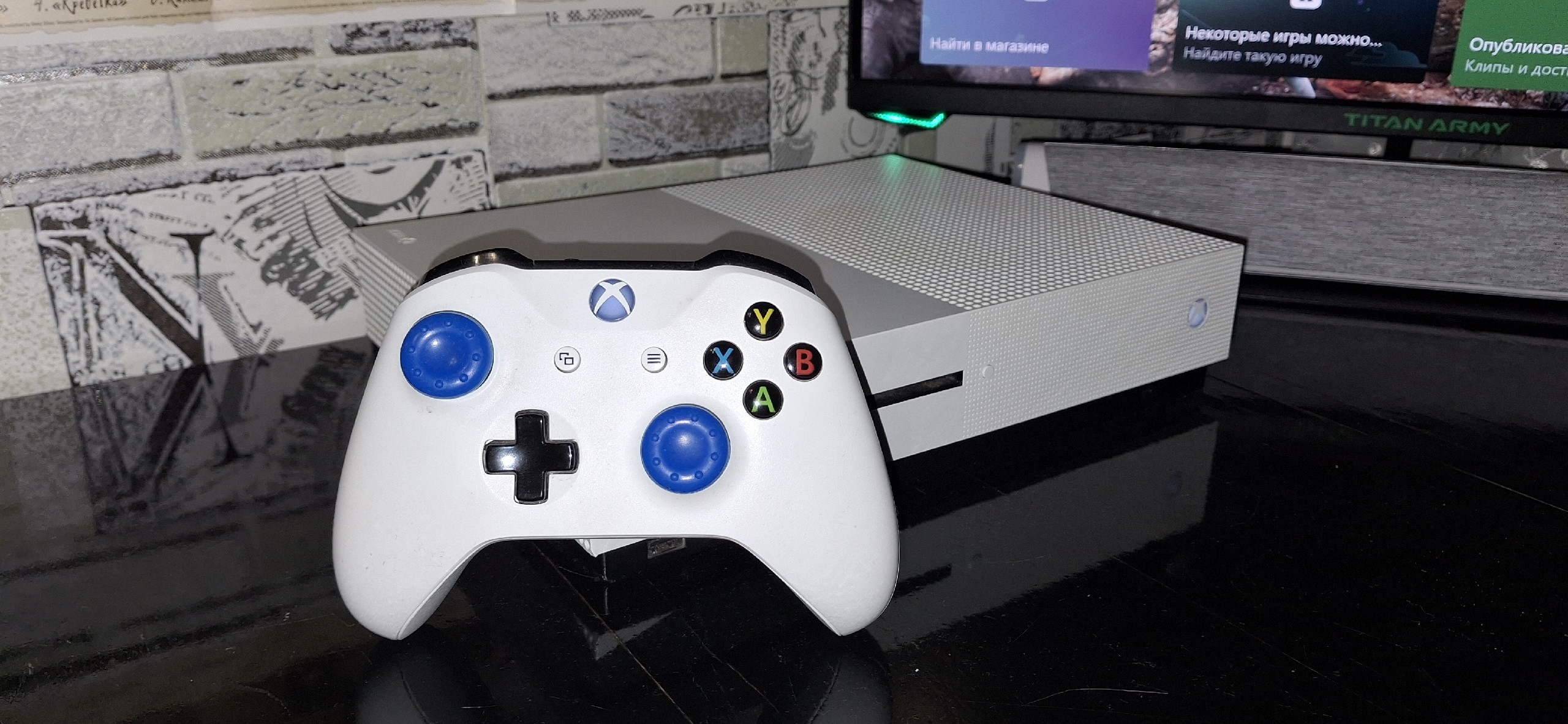 Продам игровую консоль xbox one (2)
