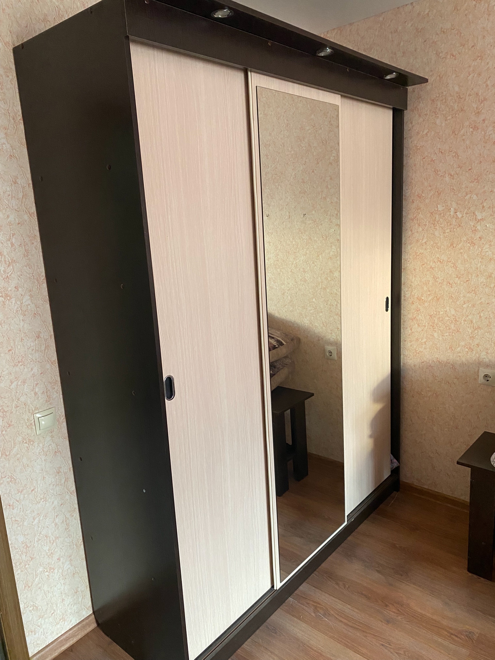Продам стенку и шкаф Стенка: (1)