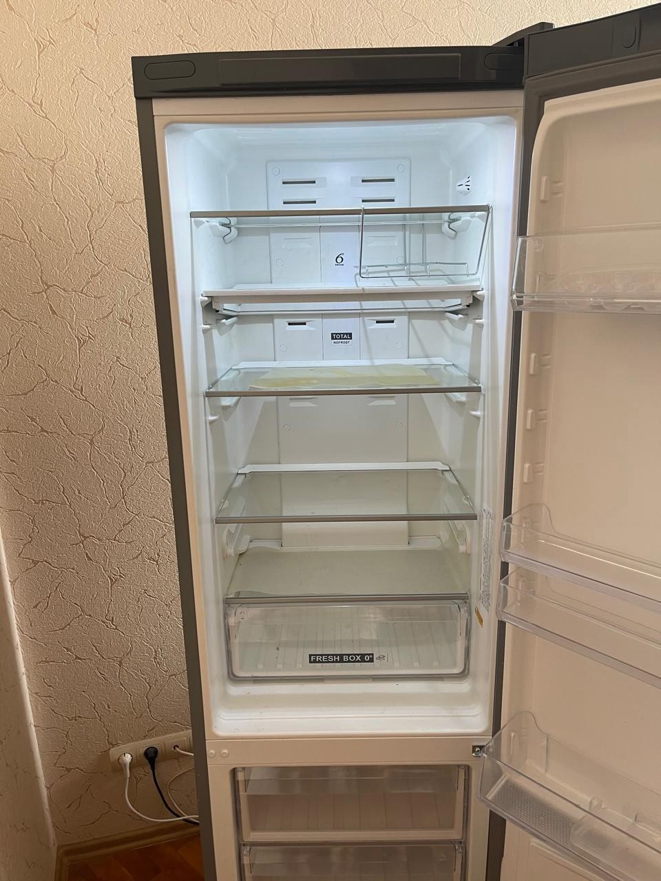 Продаю холодильник Wirpool состояние нового, (3)