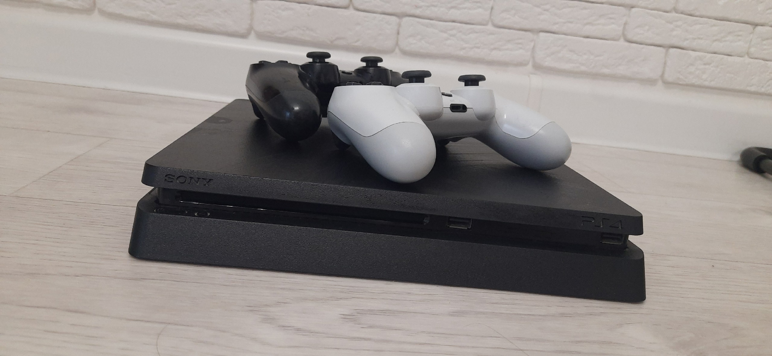 Продаю свою игровую приставку Sony (1)