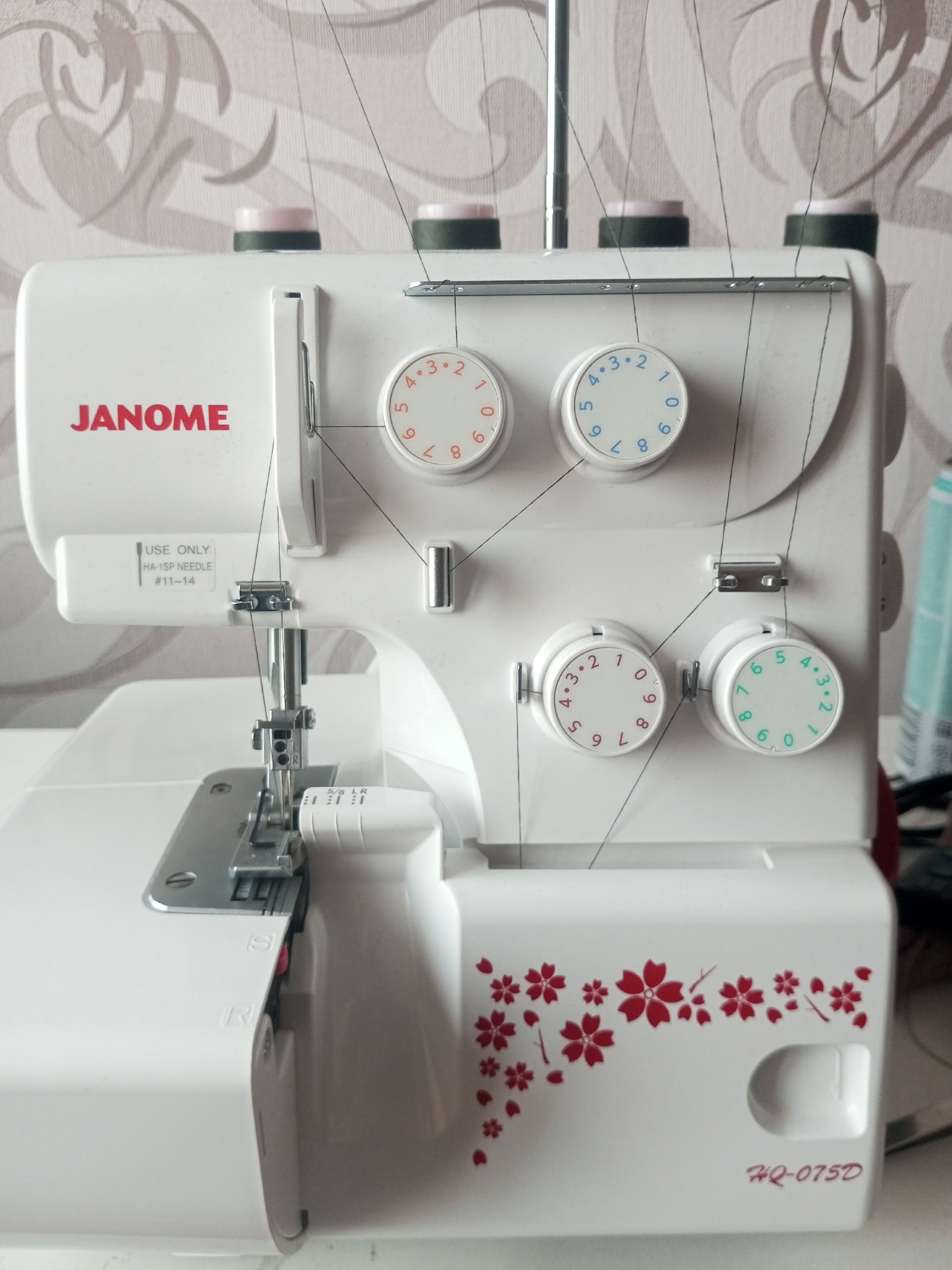 !СРОЧНАЯ ПРОДАЖА! ОВЕРЛОК JANOME HQ-075D