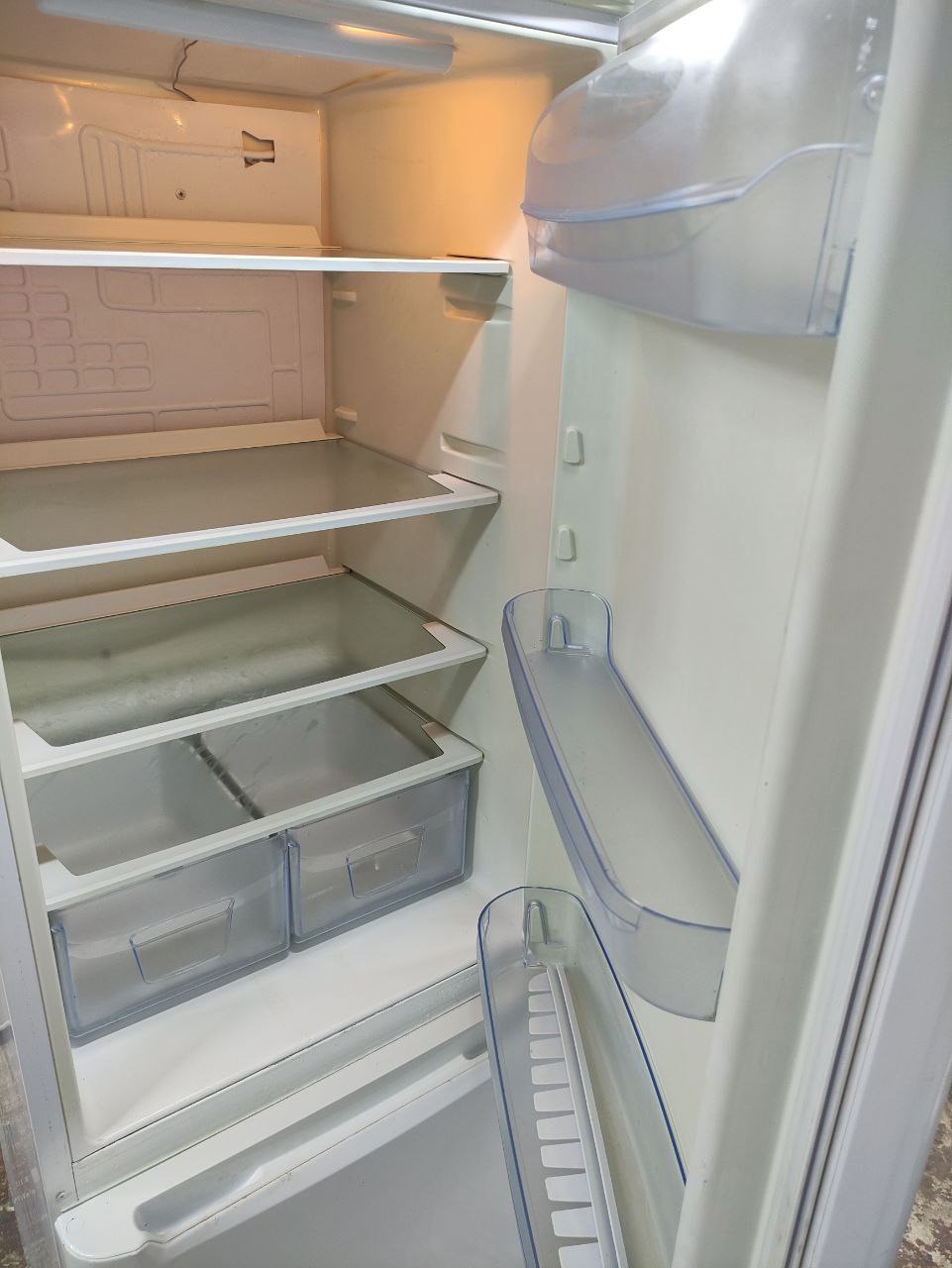 Продам холодильник Indesit высотой 185 (1)