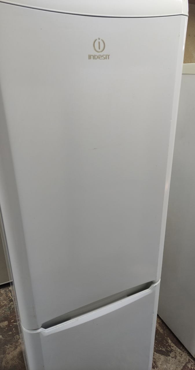 Продам холодильник Indesit высотой 185