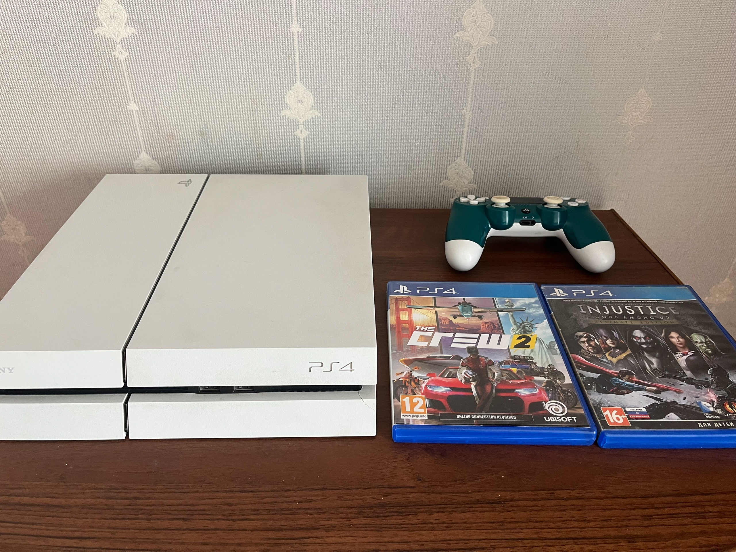 Продам игровую приставку playstation 4,
