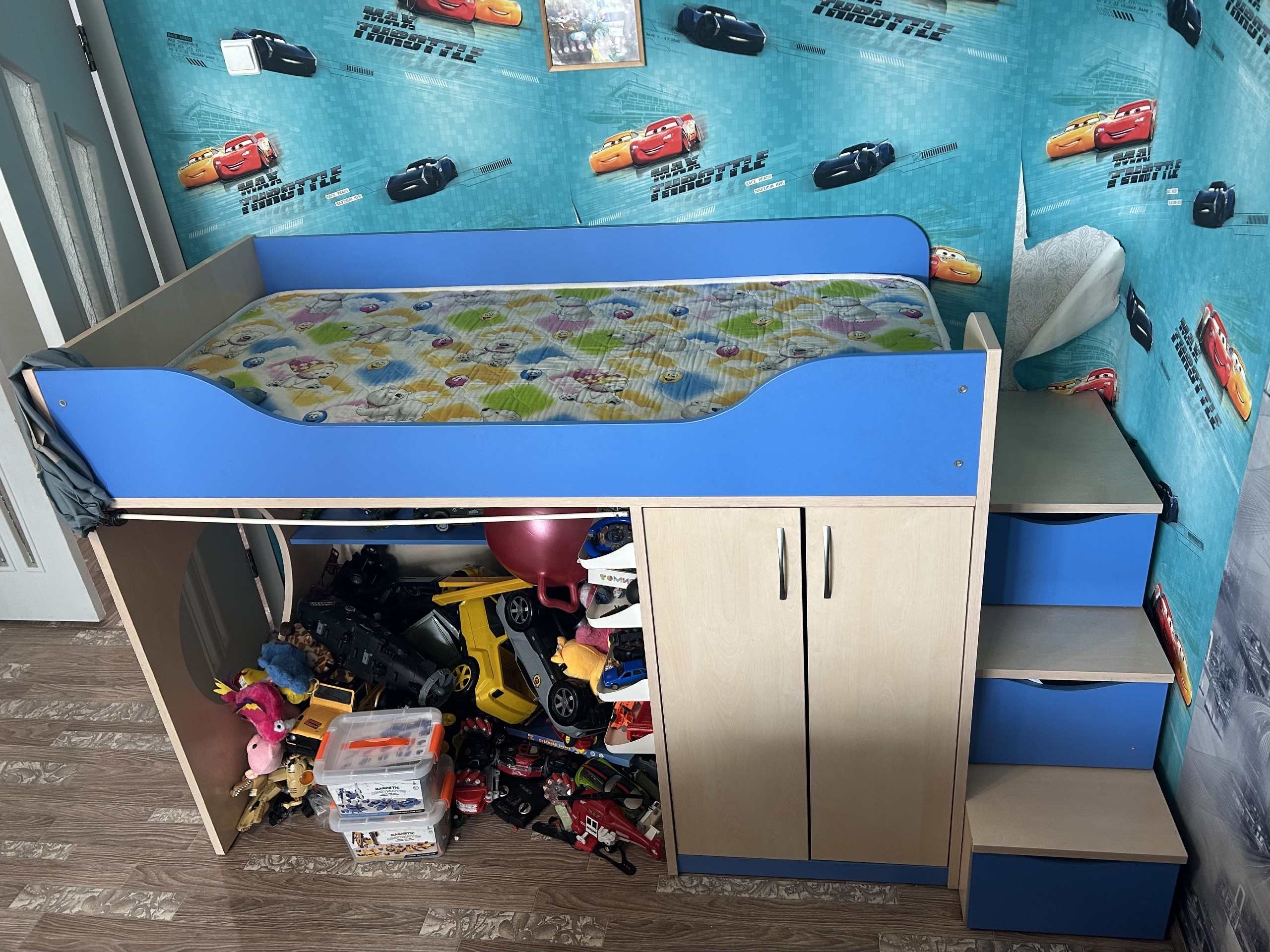 Здравствуйте. Продам детскую кровать чердак (3)