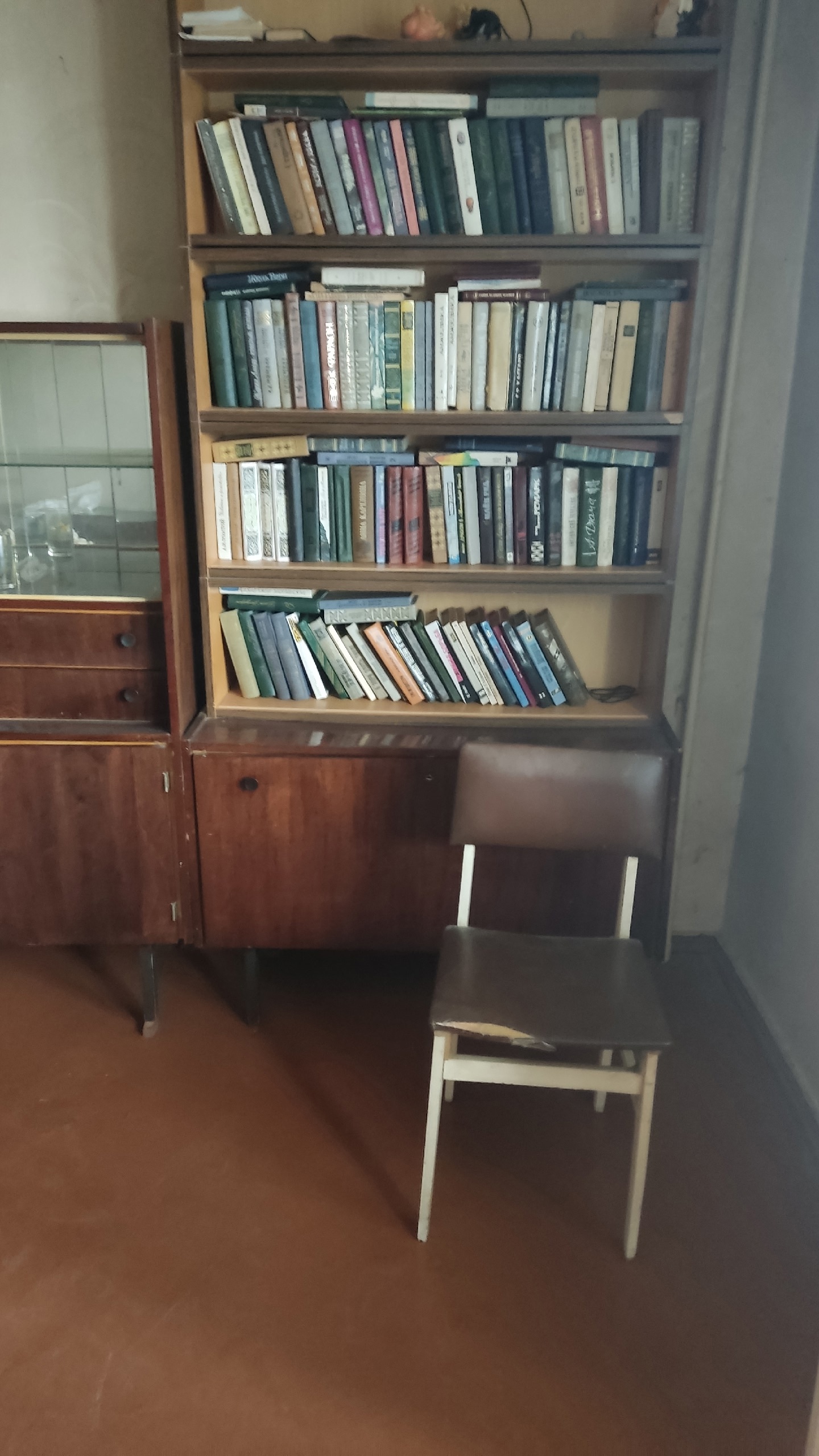 Свободно отдаётся мебель и книги (5)