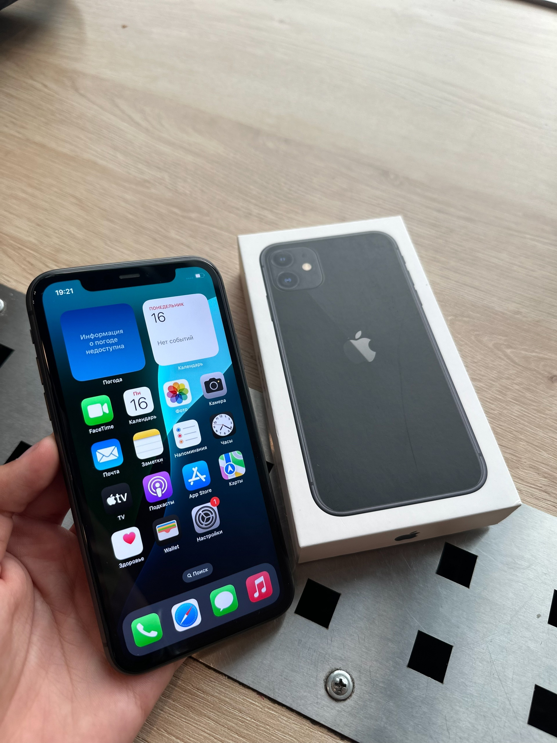 Продам iPhone 11 64GB Черный (1)