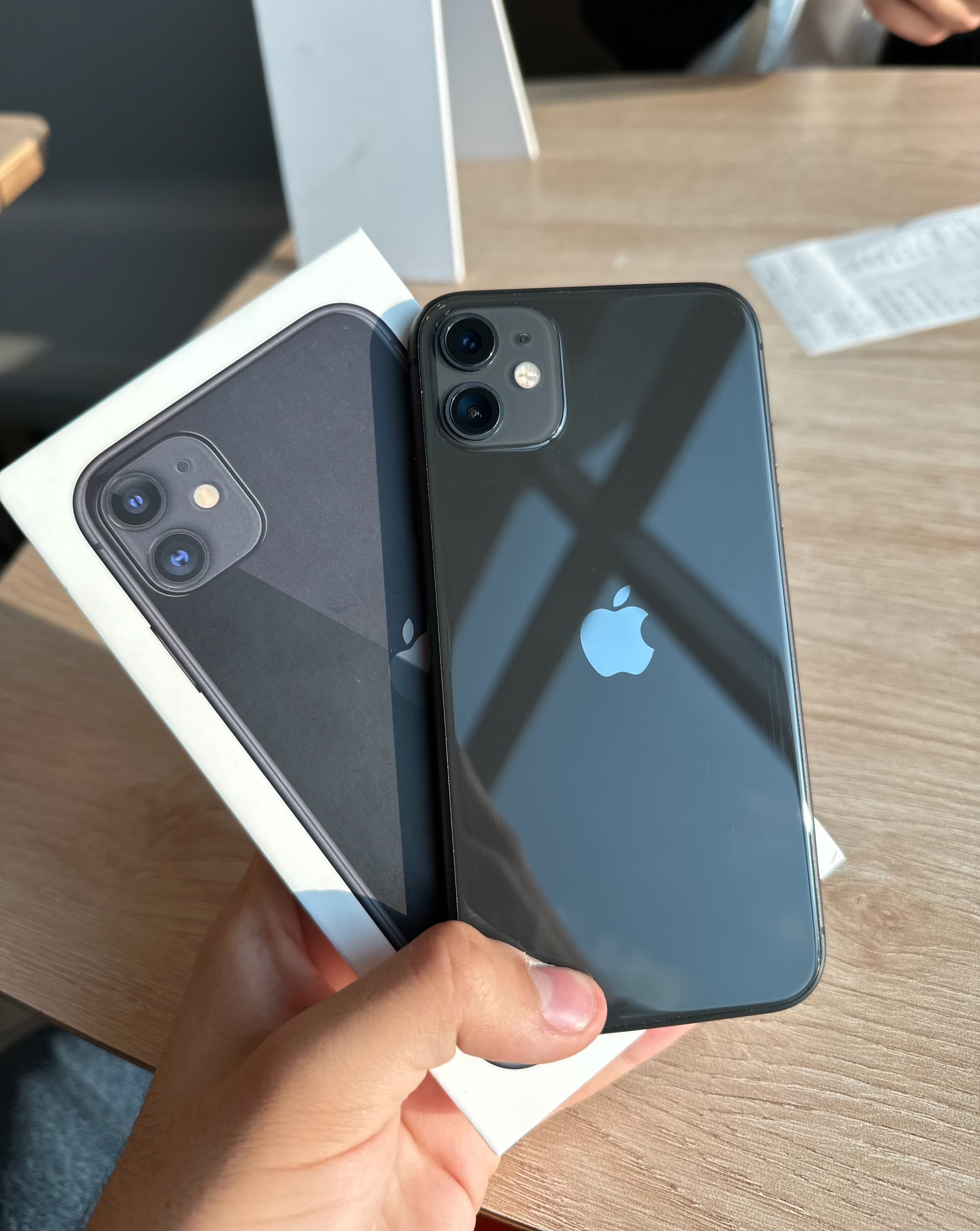 Продам iPhone 11 64GB Черный