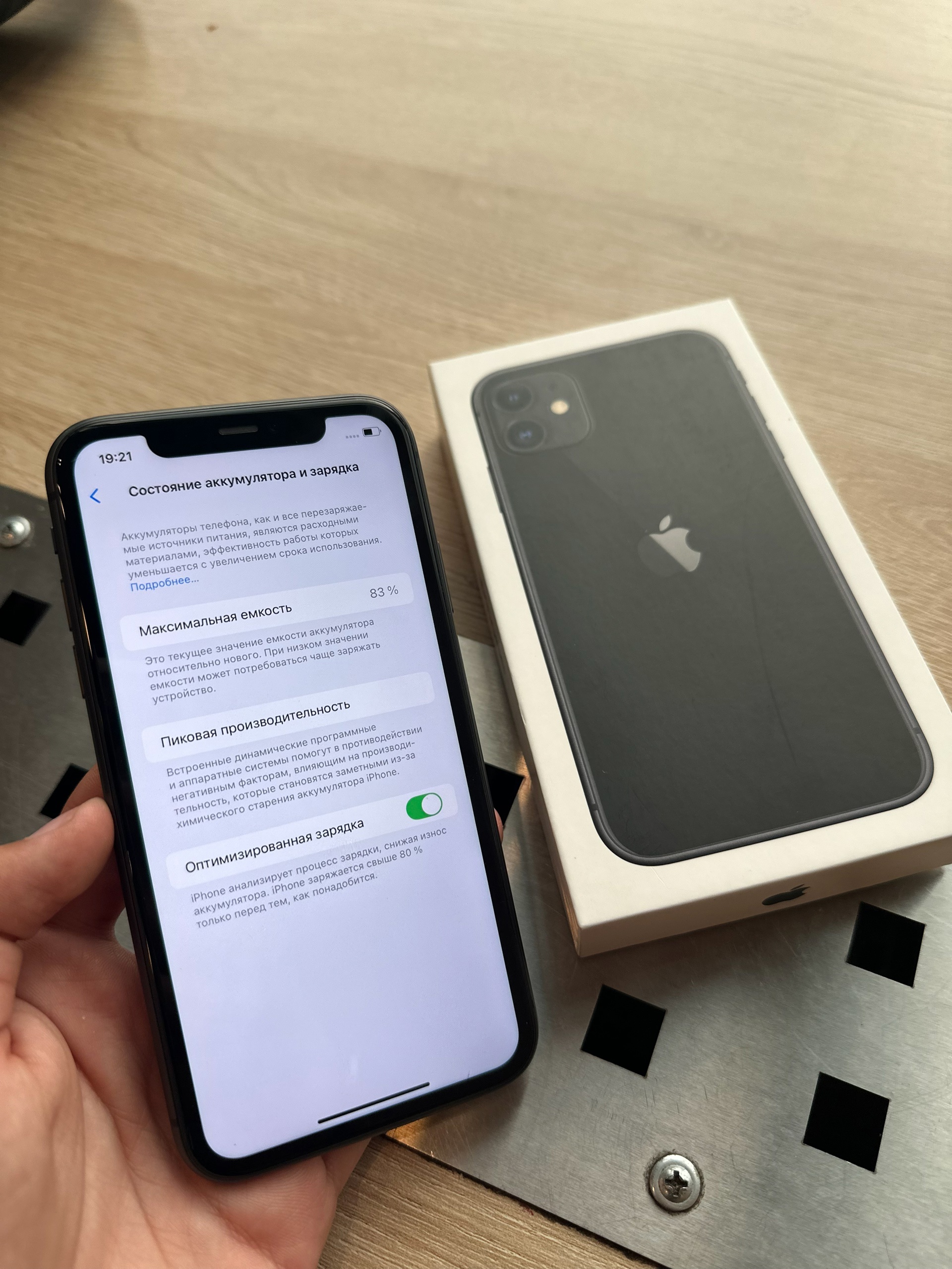 Продам iPhone 11 64GB Черный (2)