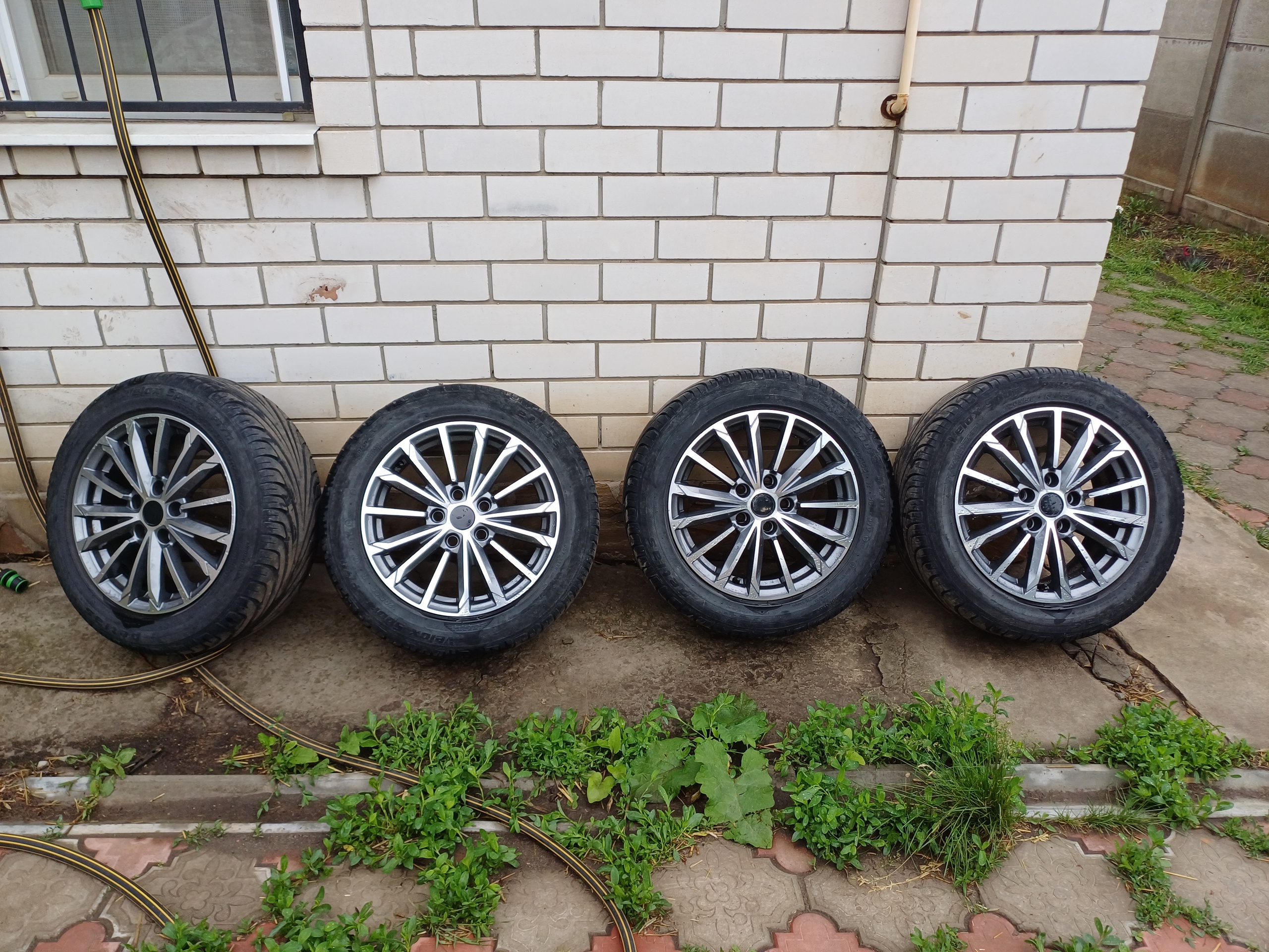 Продается комплект колес для автомобиля:
