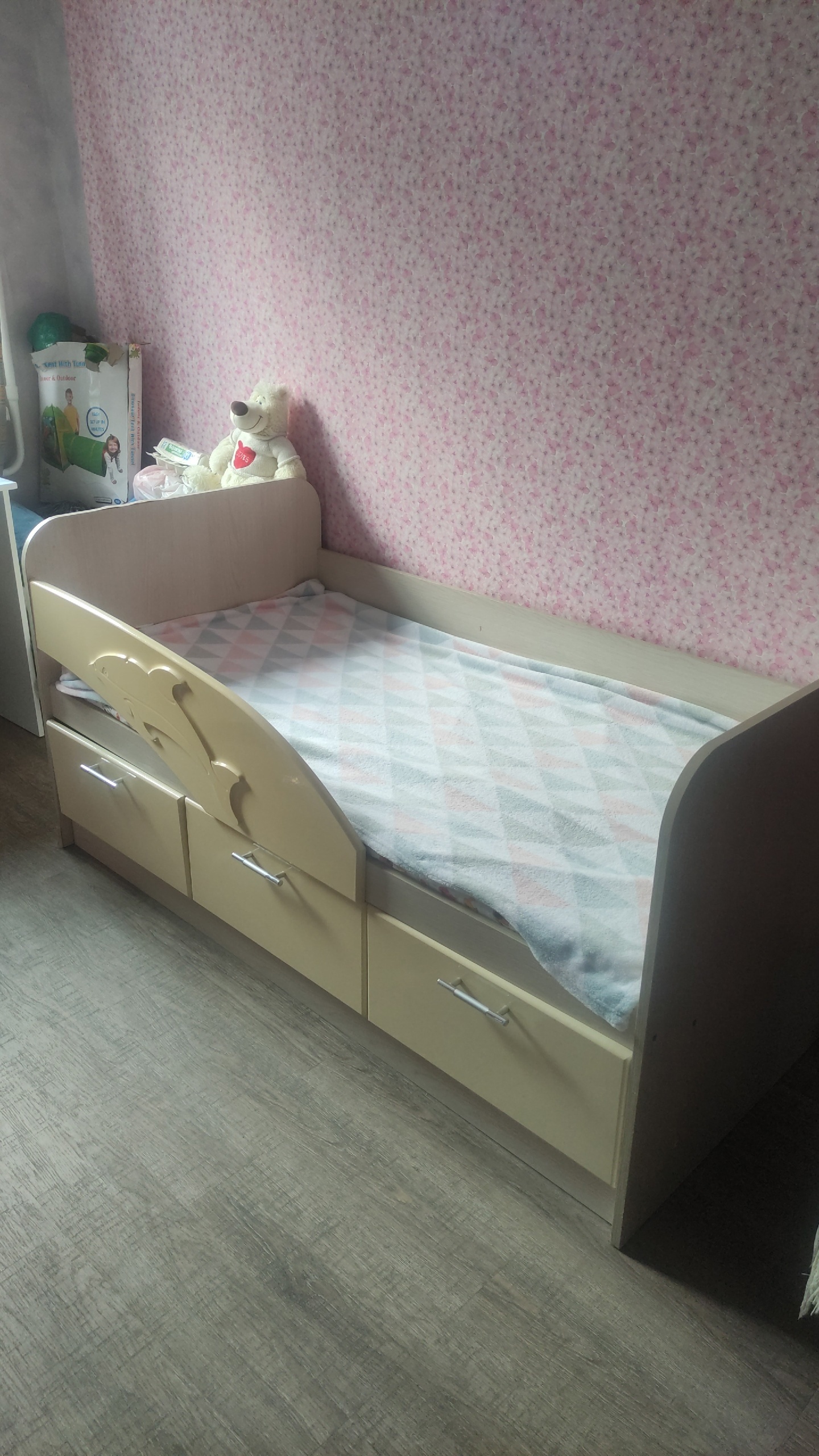 Кровать с ящиками и матрасом