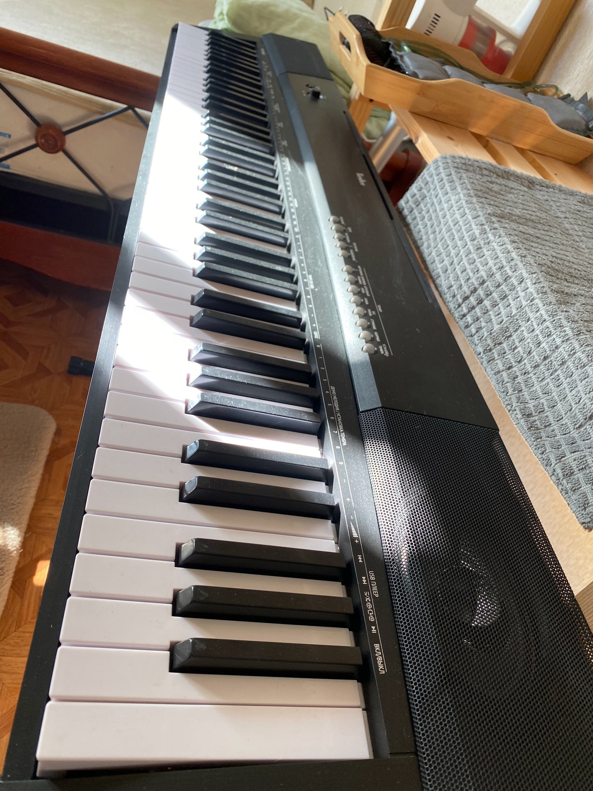Цифровое пианино Tesler KB8850: отличное (1)