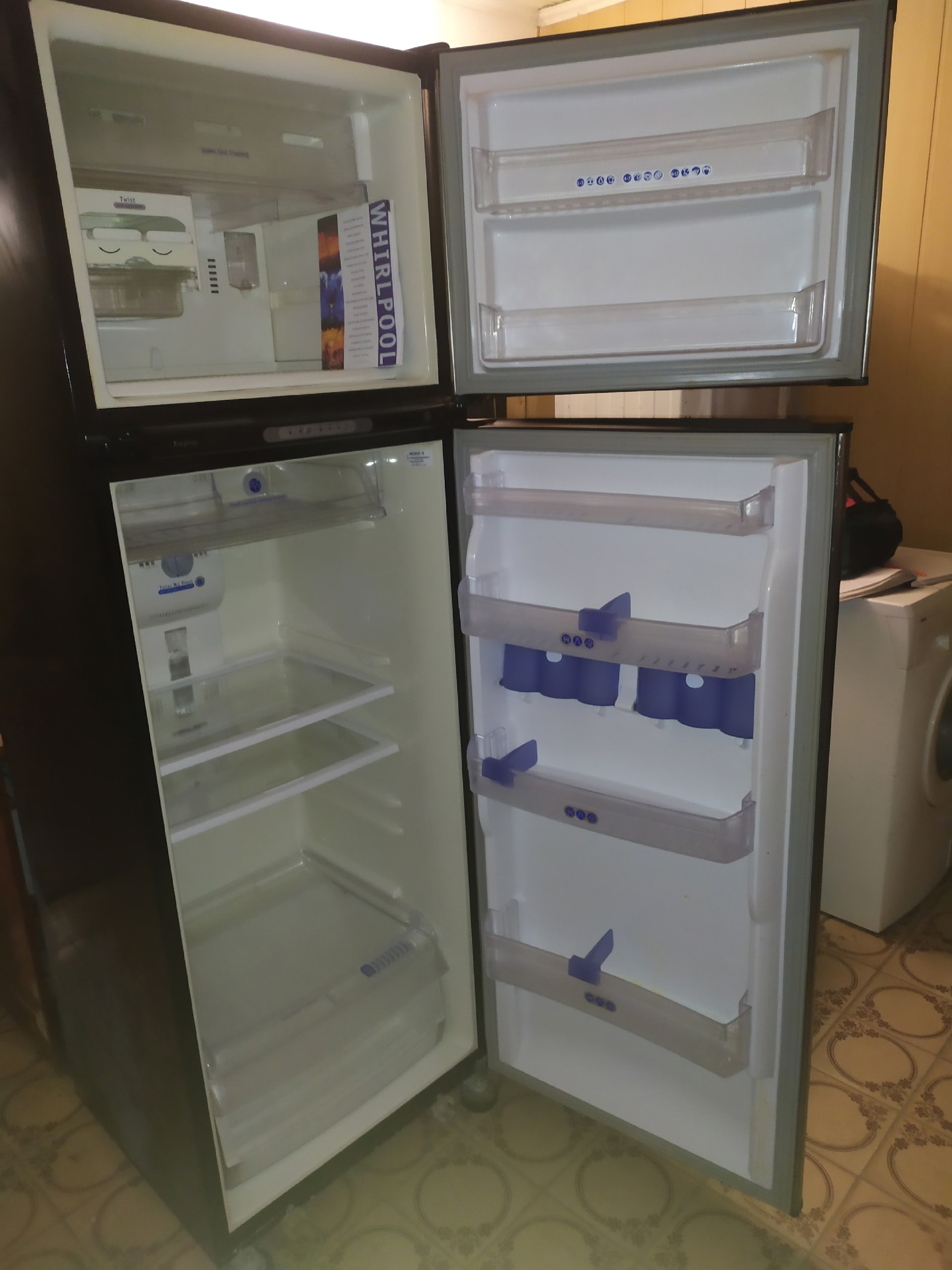 Продам новый холодильник Whirlpool ARC4020IX (1)