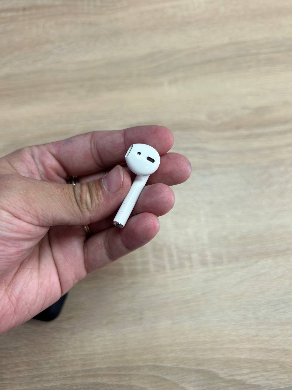 Продажа оригинальных AirPods первого поколения (1)