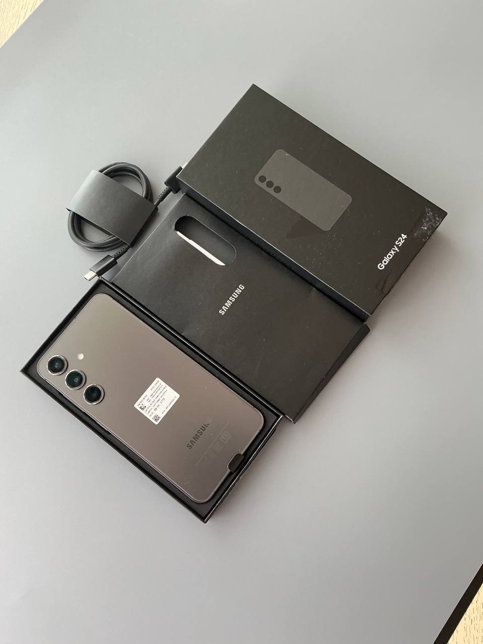 Продается смартфон Samsung S24 Черный (2)