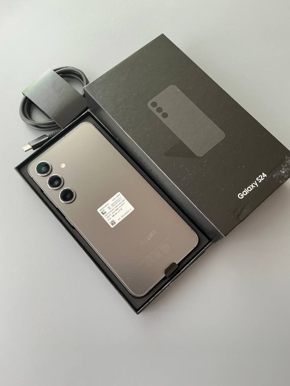 Продается смартфон Samsung S24 Черный