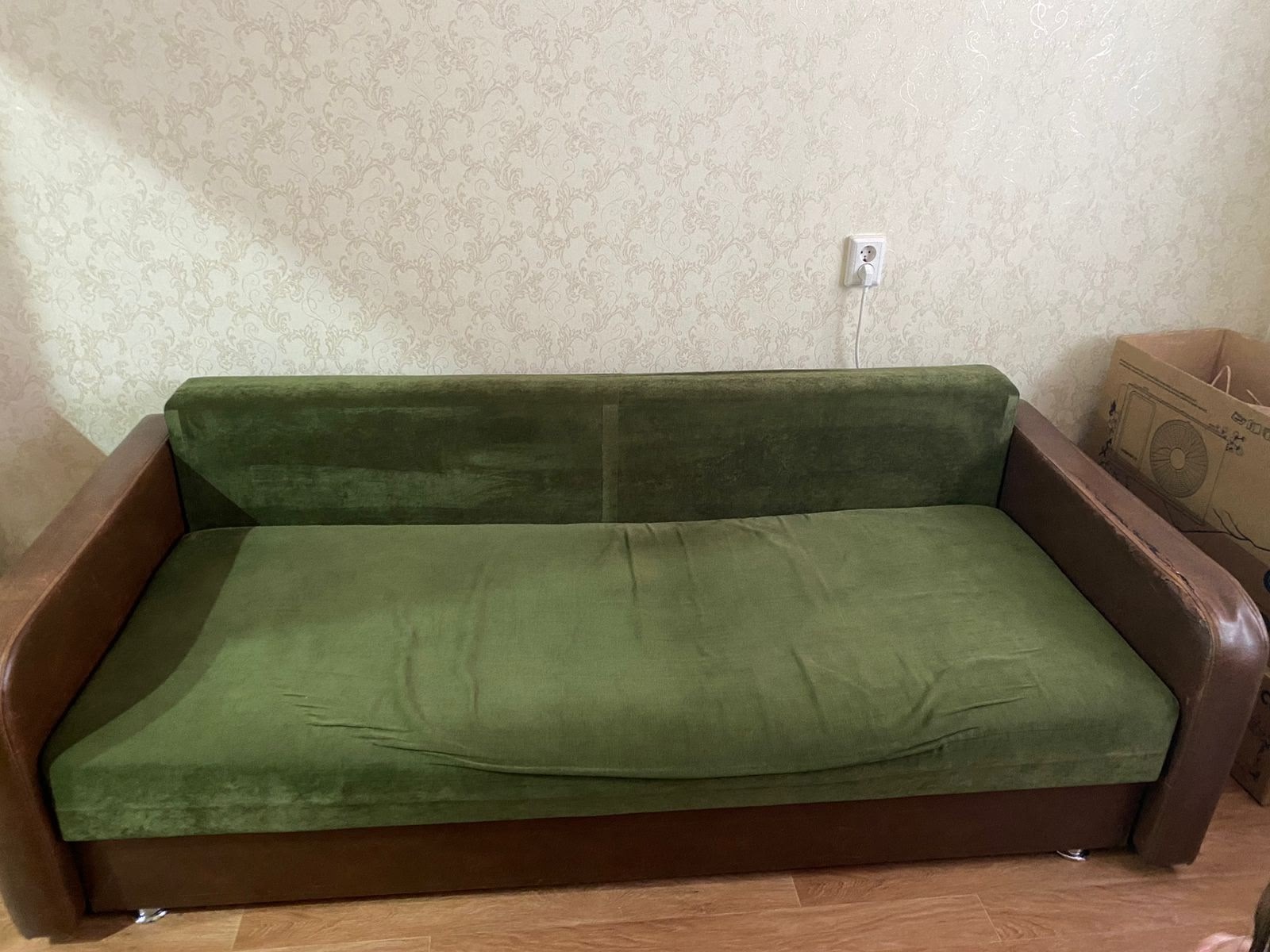 Удобный диван в хорошем состоянии