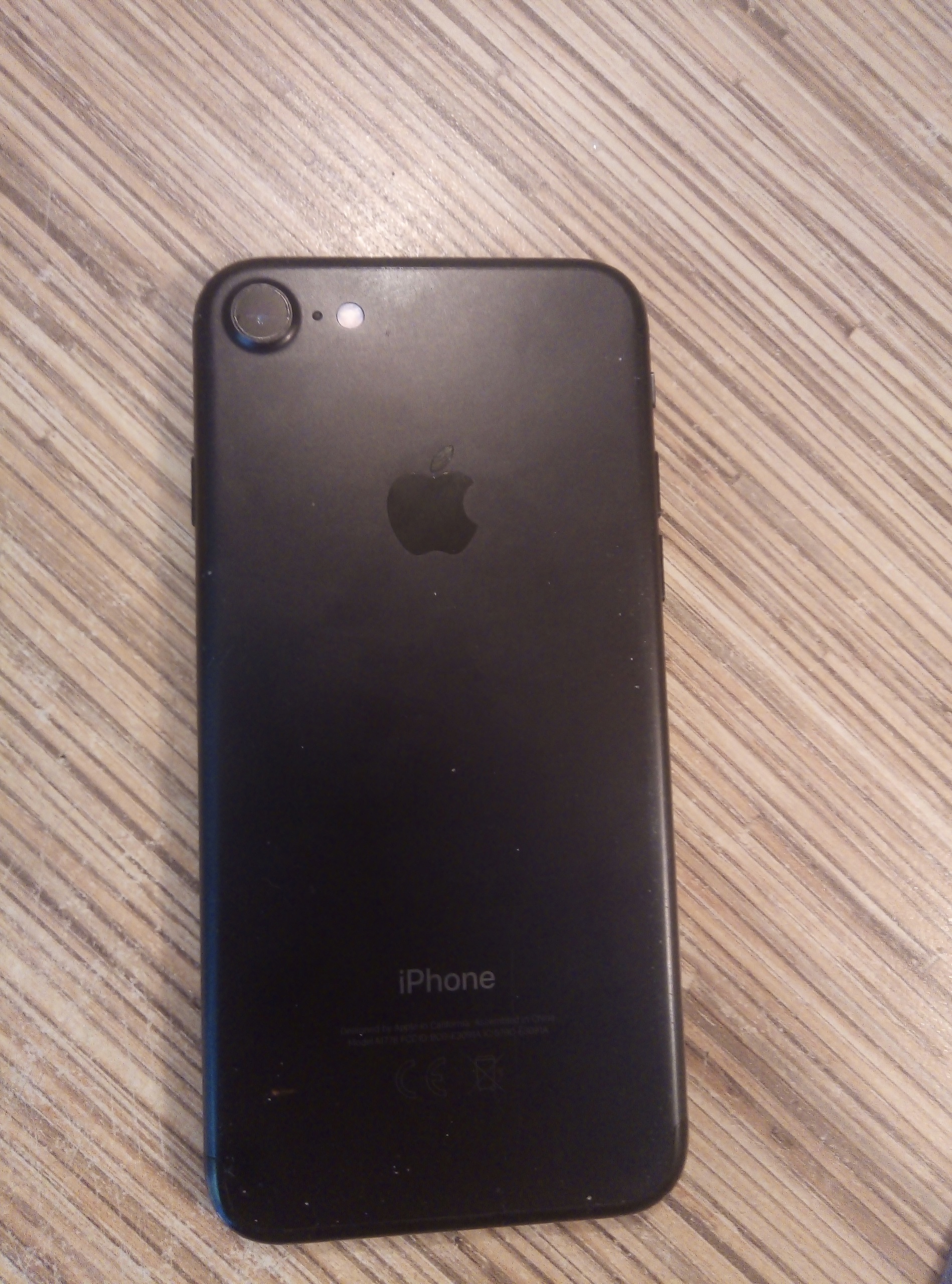 Продам iPhone 7 в хорошем (1)