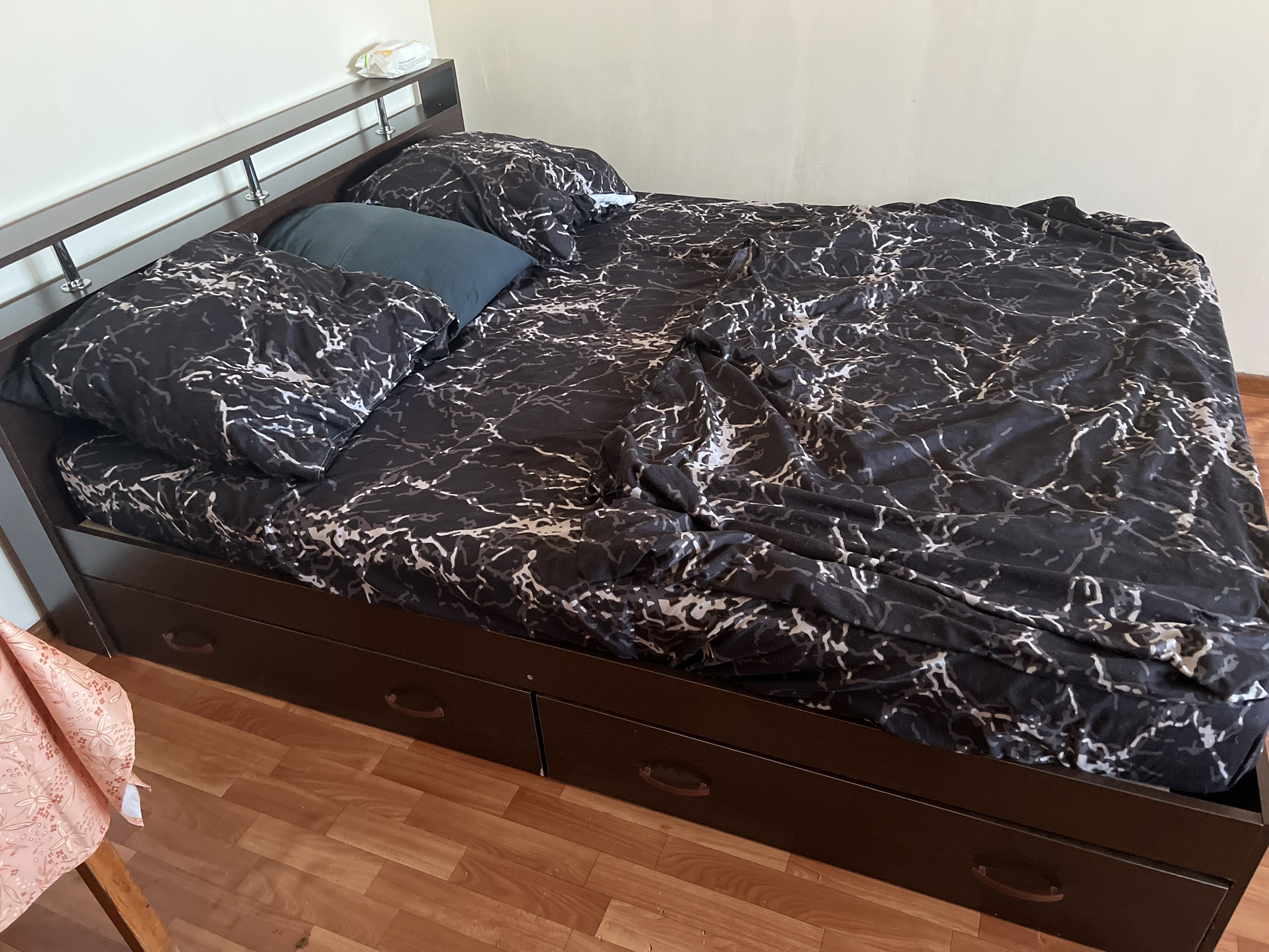 Продается кровать с матрасом Практически