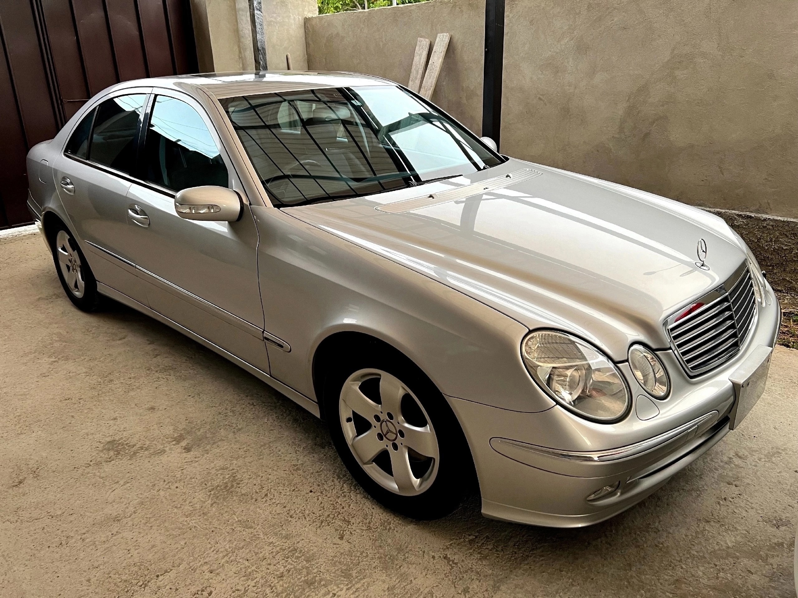 Продается Mercedes-Benz E320 2004 года (1)
