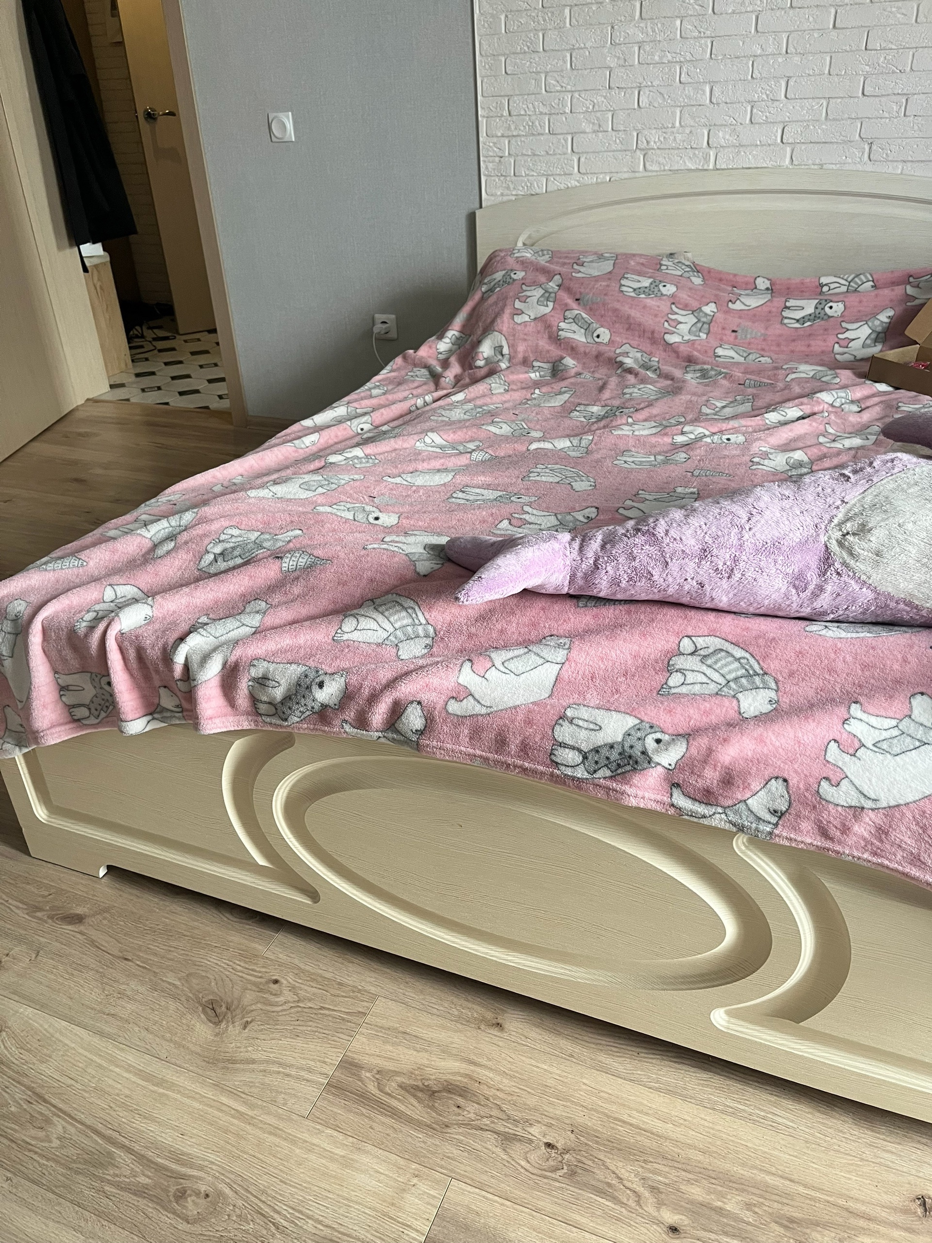 Продается двуспальная кровать с матрасом