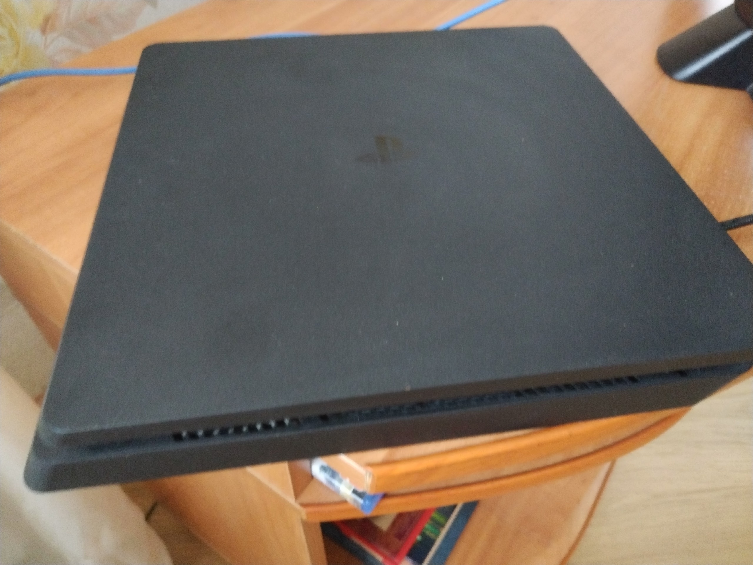 Продам Sony PlayStation 4 Slim (1)