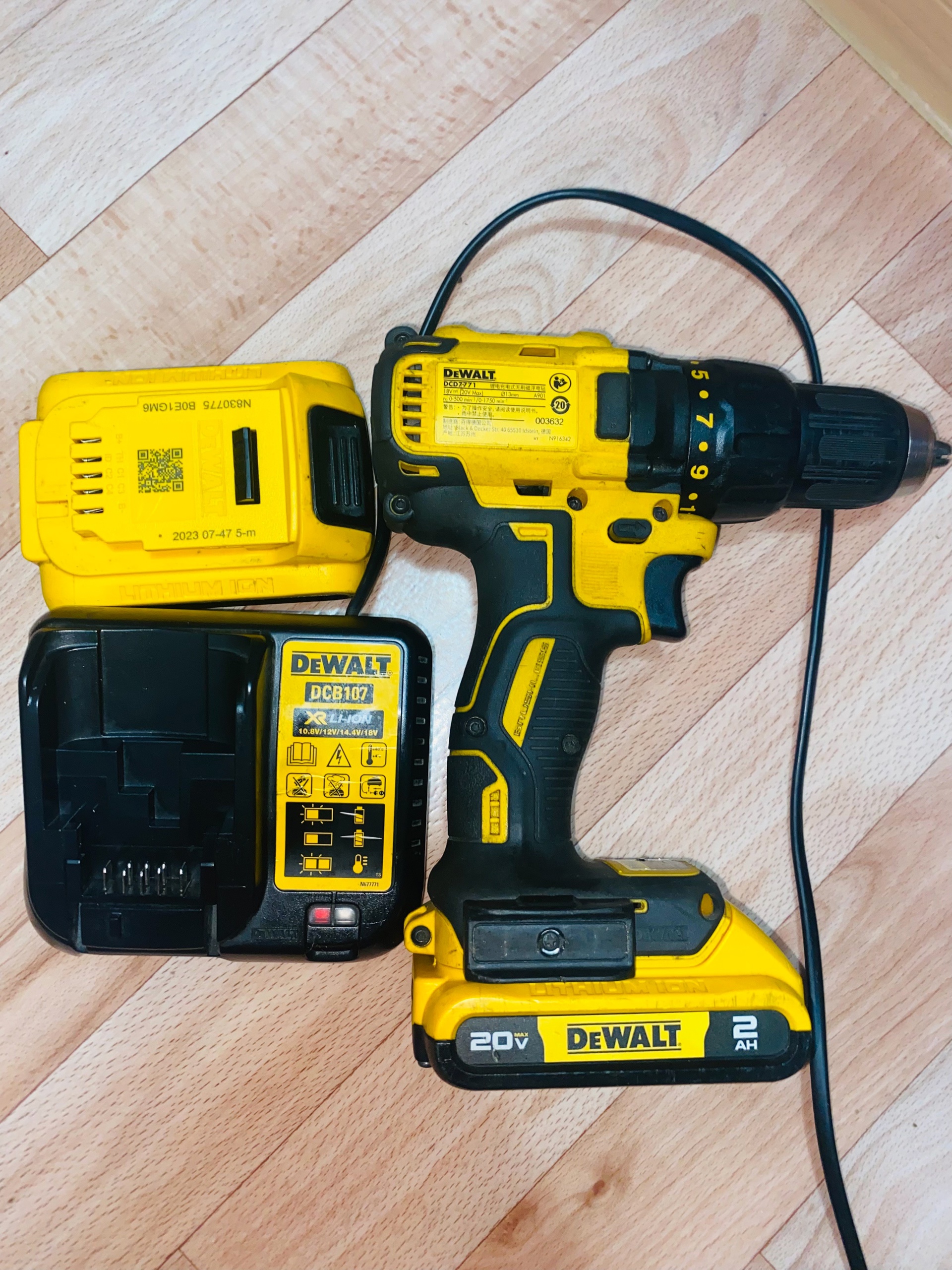 Шуруповерт DeWalt DCD 777 на (1)