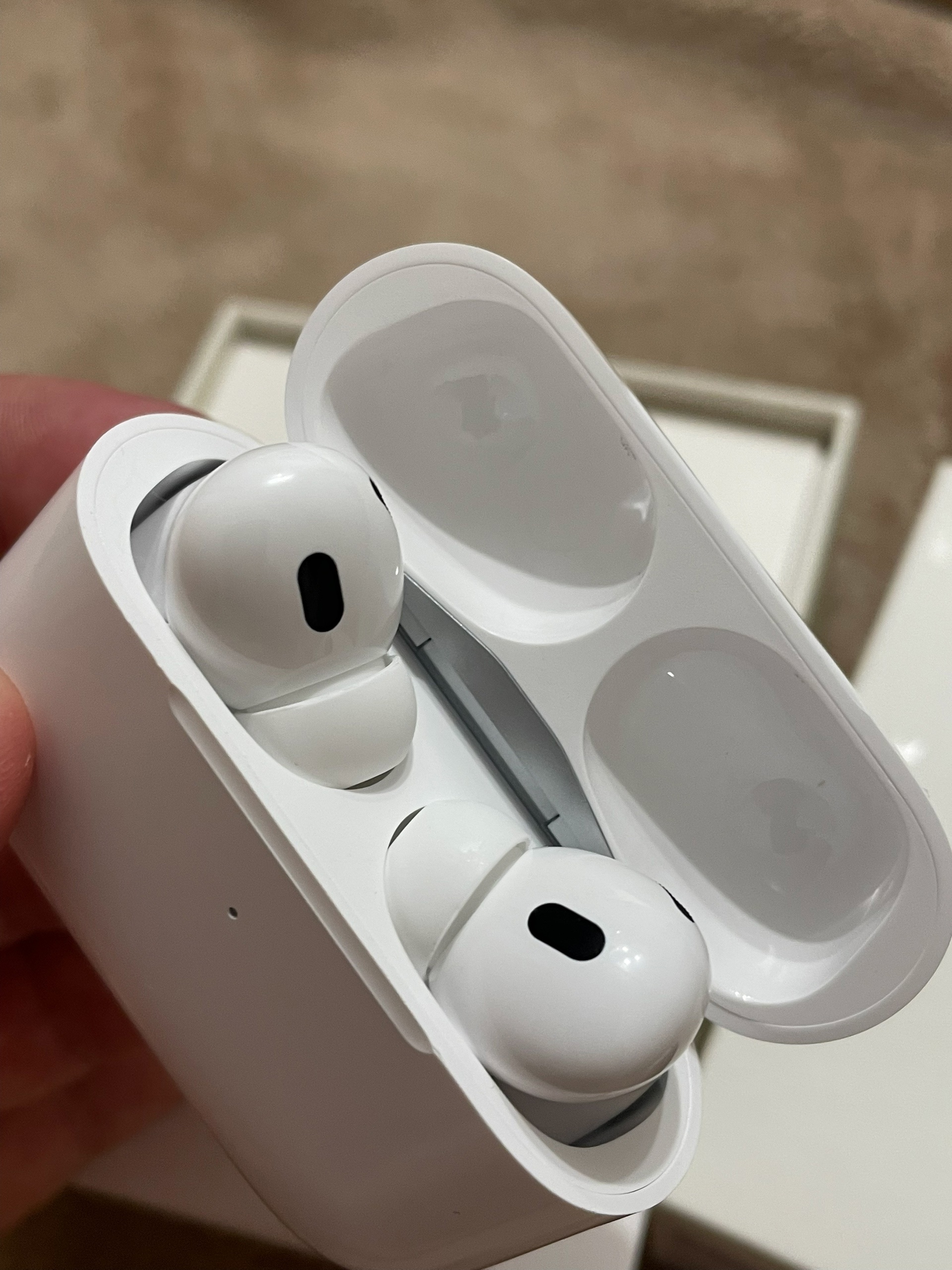 **Новые AirPods Pro 2 продаются:**