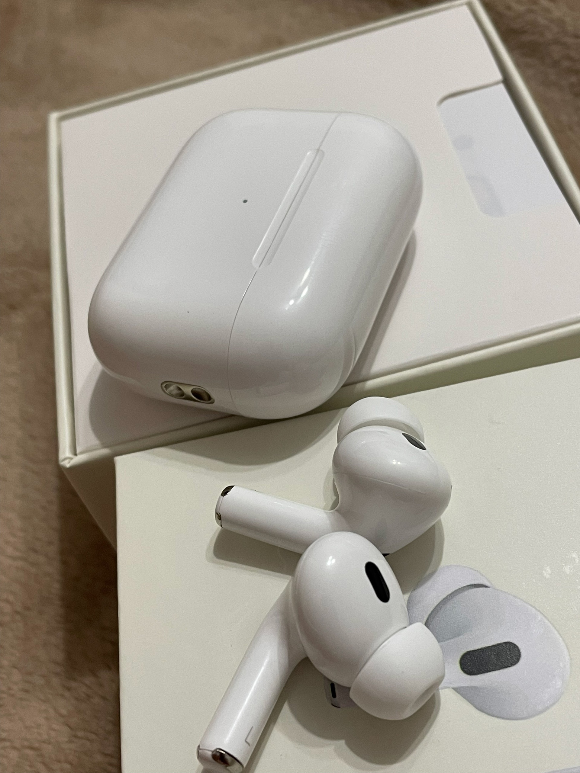 **Новые AirPods Pro 2 продаются:** (2)